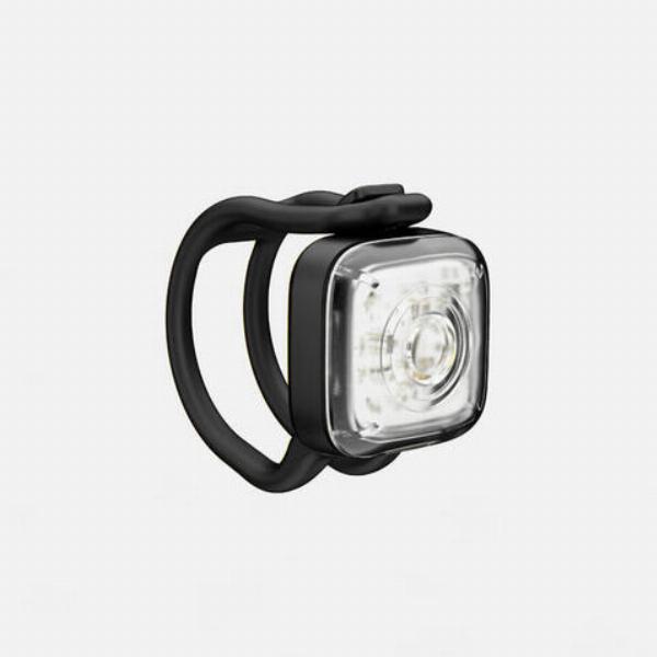 Khách hàng đang chọn giày thoải mái cho chuyến shopping dài ngày tại Vạn Hạnh Mall