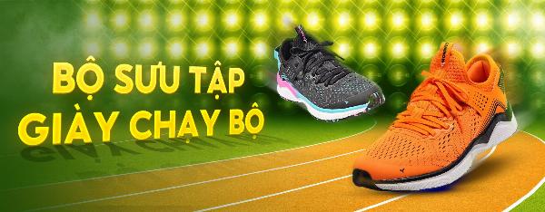 Một người đang thử một đôi giày chạy bộ mới trong shop thể thao gần đây, nhân viên đang tư vấn, tập trung vào sự vừa vặn và thoải mái