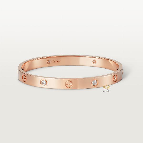 Đôi bàn tay đeo nhẫn Cartier Love, tượng trưng cho sự lựa chọn thông minh và giá trị bền vững