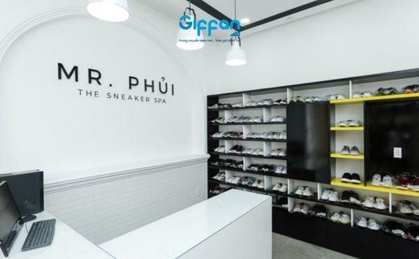 Một người dùng đang kiểm tra đánh giá của tiệm vệ sinh giày uy tín trên điện thoại, thể hiện tiêu chí tìm kiếm "vệ sinh giày gần đây"