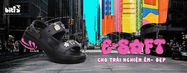 Một phụ nữ trẻ đang lựa chọn túi đựng đồ thể thao tại cửa hàng, tập trung vào kiểu dáng và kích thước.