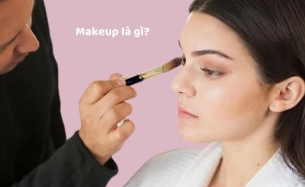 Người phụ nữ trang điểm với cushion và phấn phủ, thể hiện sự lưỡng lự