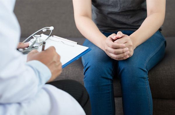 Mô tả chi tiết dầu dừa bị hư với màu sắc ngả vàng và kết cấu lợn cợn không đều