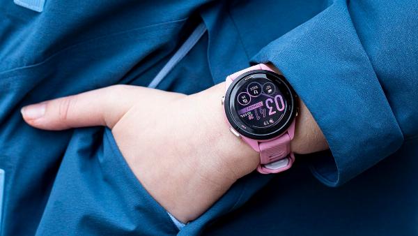 Bộ sưu tập quần áo chạy bộ nam được sắp xếp gọn gàng, bao gồm áo, quần compression và phụ kiện, thể hiện việc đầu tư thông minh vào trang phục thể thao