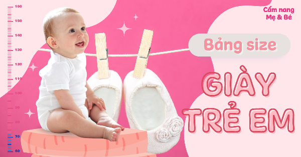 Bảng Size Giày Trẻ Em Theo Tuổi Chuẩn Xác Nhất Giúp Bé Đi Thoải Mái 18 Một bà mẹ đang đo chiều dài chân của con mình trên một tờ giấy để chọn bảng size giày trẻ em theo tuổi