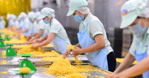 Chuyên gia phân tích chất lượng giày Asics sản xuất ở Việt Nam tại nhà máy