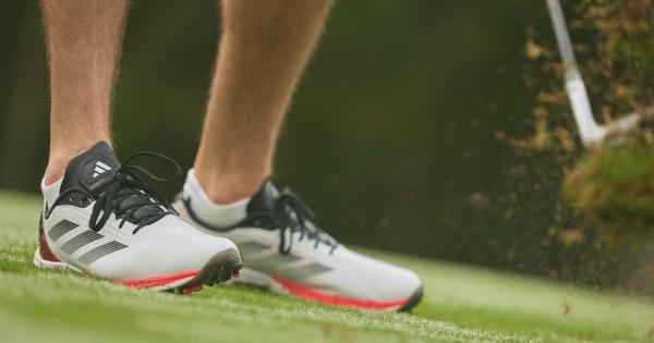 Một kệ giày thể thao nữ Adidas chính hãng với nhiều mẫu mã và màu sắc bắt mắt trong cửa hàng hiện đại