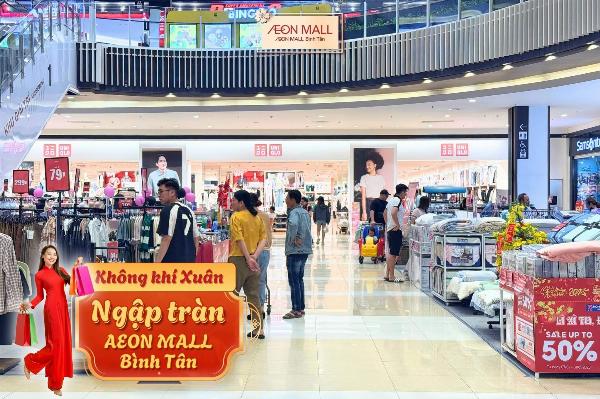Hai người trẻ đang chụp ảnh "sống ảo" tại một góc trang trí đẹp mắt bên trong Vincom Plaza Phan Văn Trị, khoe đôi giày thời trang của họ.
