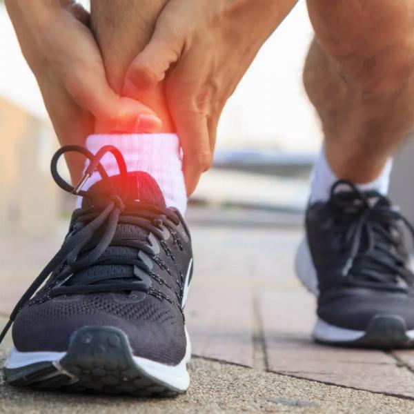 Một người phụ nữ trẻ đang buộc dây giày adidas vừa vặn, thể hiện sự thoải mái và tự tin sau khi chọn đúng size giày