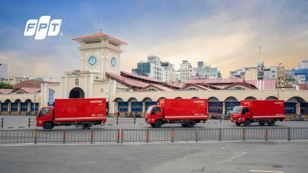 Bàn tay gõ mã vận đơn (tra cứu vận đơn BEST) trên màn hình điện thoại thông minh, làm nổi bật tính tiện lợi của ứng dụng di động