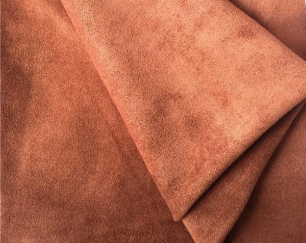 Bước đầu tiên vệ sinh giày da lộn là loại bỏ bụi bẩn thô và bùn khô bằng bàn chải