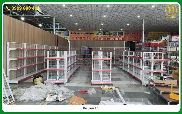 Một siêu thị hiện đại với hệ thống kệ siêu thị tại Vũng Tàu được bố trí khoa học, sạch sẽ và đầy ắp sản phẩm, mang lại trải nghiệm mua sắm tốt nhất