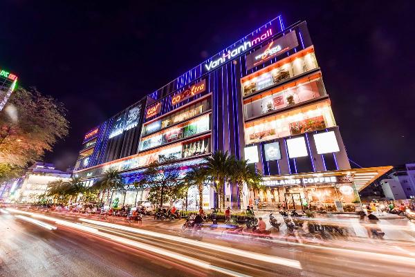 Quầy hàng thực phẩm đa dạng bên trong khu vực Siêu Thị Co.opXtra Vạn Hạnh Mall