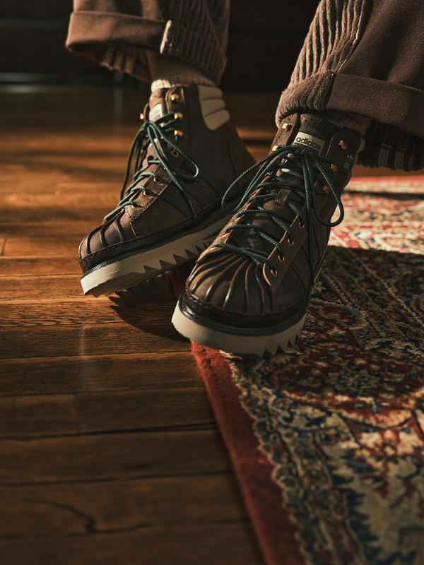 Một người đang kiểm tra chi tiết đường may và chất liệu của một đôi giày Nike mới tại cửa hàng, minh họa mẹo mua sắm thông minh