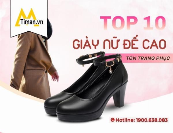 Bàn tay người lớn đang ấn nhẹ ngón tay vào mũi giày của bé để kiểm tra khoảng trống thoải mái khi chọn bảng size giày trẻ em theo tuổi