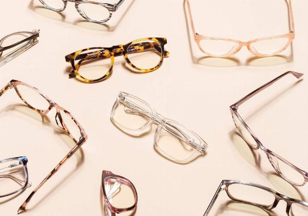 Một cô gái trẻ phong cách ulzzang đeo kính cận nữ Hàn Quốc gọng nhựa trong suốt, tạo cảm giác trẻ trung và thời thượng