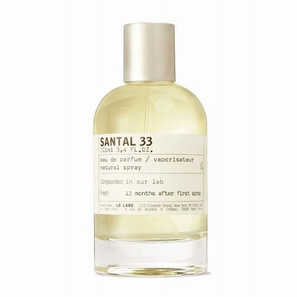 Thiết kế tối giản và tinh tế của chai nước hoa Le Labo Santal 33, nhấn mạnh vẻ đẹp của sự giản dị.
