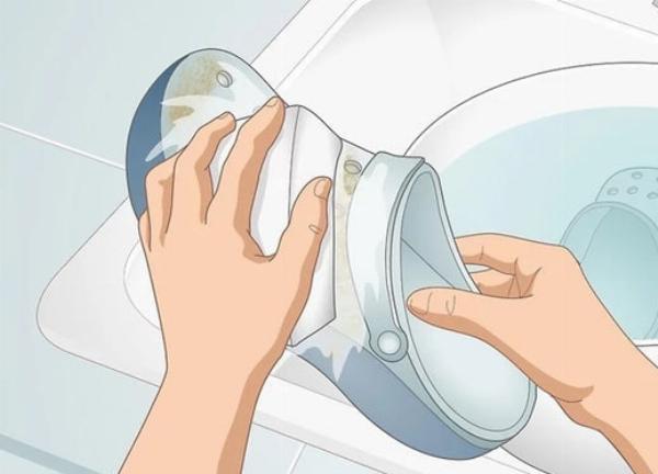 Những lỗi thường gặp khi tự vệ sinh giày tại nhà, như dùng chất tẩy rửa mạnh hay phơi nắng