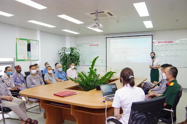 Bàn tay đang kiểm tra chất lượng hạt ngũ hoa khô, ánh sáng tự nhiên