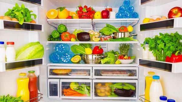 Các hộp bảo quản thực phẩm chay được sắp xếp gọn gàng trong tủ lạnh, tập trung vào việc bảo quản đúng cách để giữ độ tươi