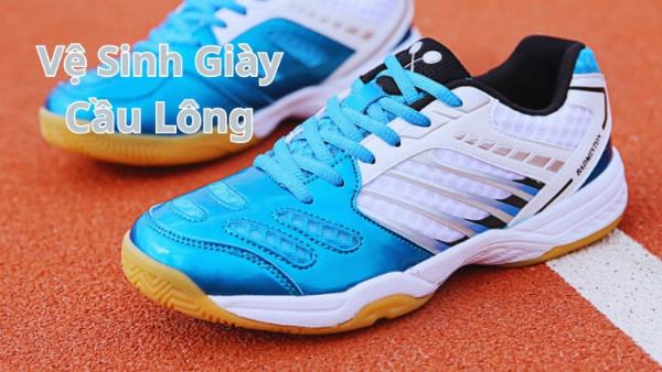 Bàn chải và dung dịch chuyên dụng được đặt bên cạnh một đôi giày Nike đang được vệ sinh nhẹ nhàng, minh họa quy trình bảo quản giày tại nhà