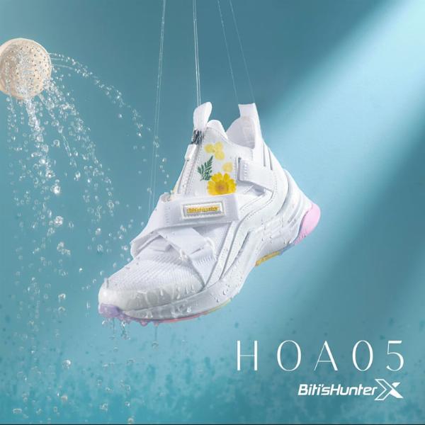 Đôi giày sạch sẽ được đặt trên kệ thoáng khí, với chai xịt chống thấm bên cạnh, minh họa cho bí quyết bảo quản giày sau khi vệ sinh chuyên nghiệp