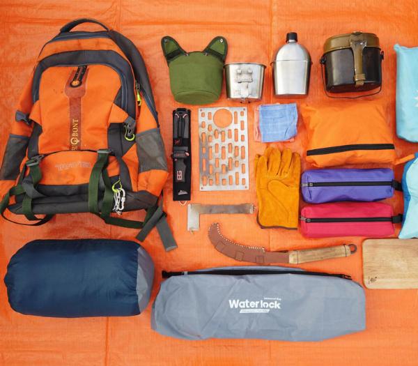 Một đôi giày được đặt gọn gàng ở đáy vali size 24, bên trong giày được nhét cuộn tất để tối ưu hóa không gian