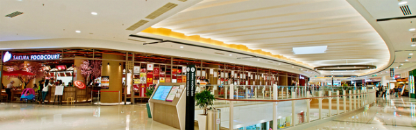 Một quầy ẩm thực đường phố/food court đông đúc, trưng bày nhiều món ăn hấp dẫn trong trung tâm thương mại Aeon Mall Bình Tân