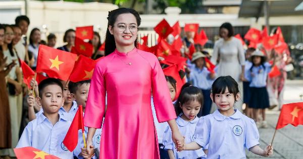 Lời Chúc Cô Giáo 20/11 Hay Nhất: Khắc Họa Dấu Ấn Tri Ân Sâu Sắc 20 Học sinh Việt Nam tặng hoa cho cô giáo trong ngày 20/11, thể hiện lòng tri ân sâu sắc