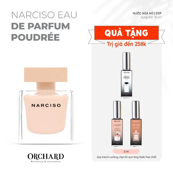 Một người phụ nữ mặc trang phục công sở tối giản, thanh lịch, xịt nước hoa Elizabeth Arden White Tea