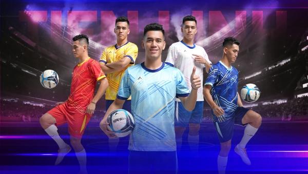 Một cầu thủ bóng đá chuyên nghiệp đứng tạo dáng với quần giữ nhiệt dưới quần short