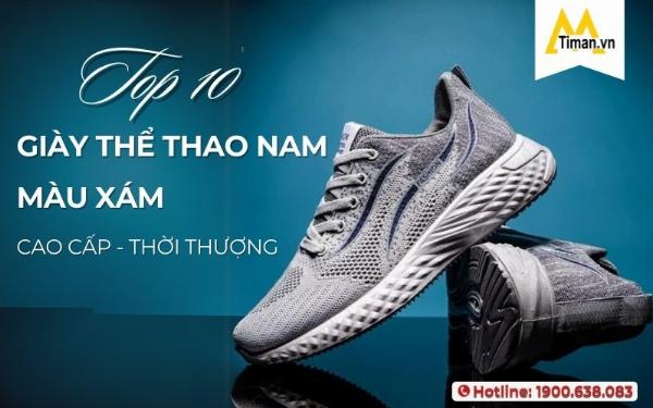 Một người mẫu đang tạo dáng với trang phục Streetwear năng động và đôi giày sneaker làm từ vải dù, phong cách thời trang trẻ trung
