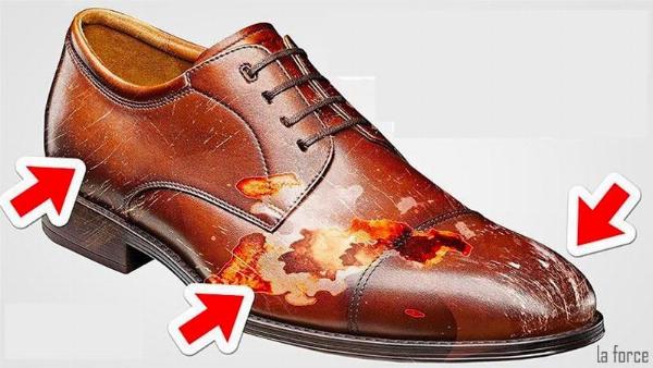 Một người đang cẩn thận đánh bóng đôi giày da, minh họa tầm quan trọng của việc bảo quản giày dép sau khi sửa chữa