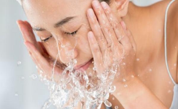 Hình ảnh nước tẩy trang La Roche-Posay dòng xanh lá cho da dầu mụn với chiết xuất Zinc PCA, tối ưu cho SEO