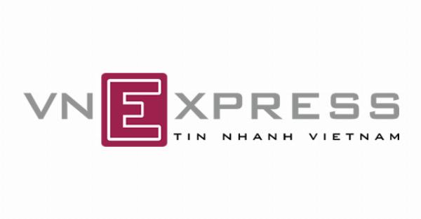 Người dùng nữ đang háo hức nhìn vào màn hình điện thoại để tra cứu vận đơn BEST Express của đôi giày mới của mình, với hình ảnh chiếc hộp giày bên cạnh, phong cách hiện đại, ánh sáng ấm áp