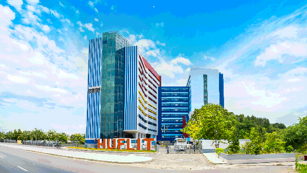 Khung cảnh bên trong Vạn Hạnh Mall Quận 10, thể hiện không gian rộng rãi, hiện đại và các khu vực giải trí, ăn uống.