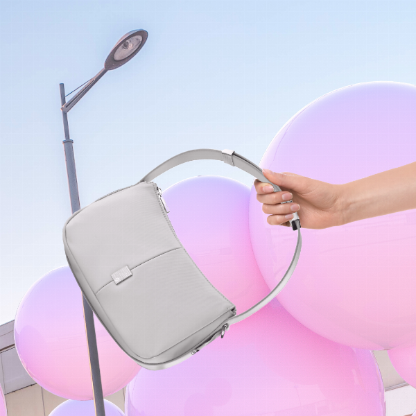 Túi Đeo Chéo Nữ Mini Hàng Hiệu: "Chìa Khóa Vàng" Cho Phong Cách Nâng Tầm 19 Người phụ nữ tự tin với chiếc túi đeo chéo nữ mini hàng hiệu, thể hiện sự tiện lợi và phong cách