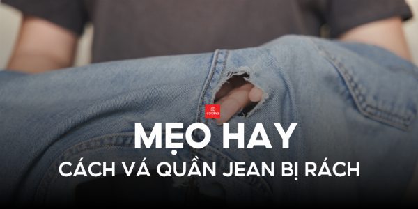 Một chiếc chân váy ngắn phong cách chắp vá (patchwork) được làm từ các mảnh vải jean denim cũ với các tông màu xanh khác nhau, đặt trên ma-nơ-canh gỗ, thể hiện tính ứng dụng cao của thời trang tái chế