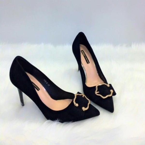 Vệ sinh giày da lộn bằng dung dịch chuyên dụng và khăn mềm để loại bỏ vết bẩn